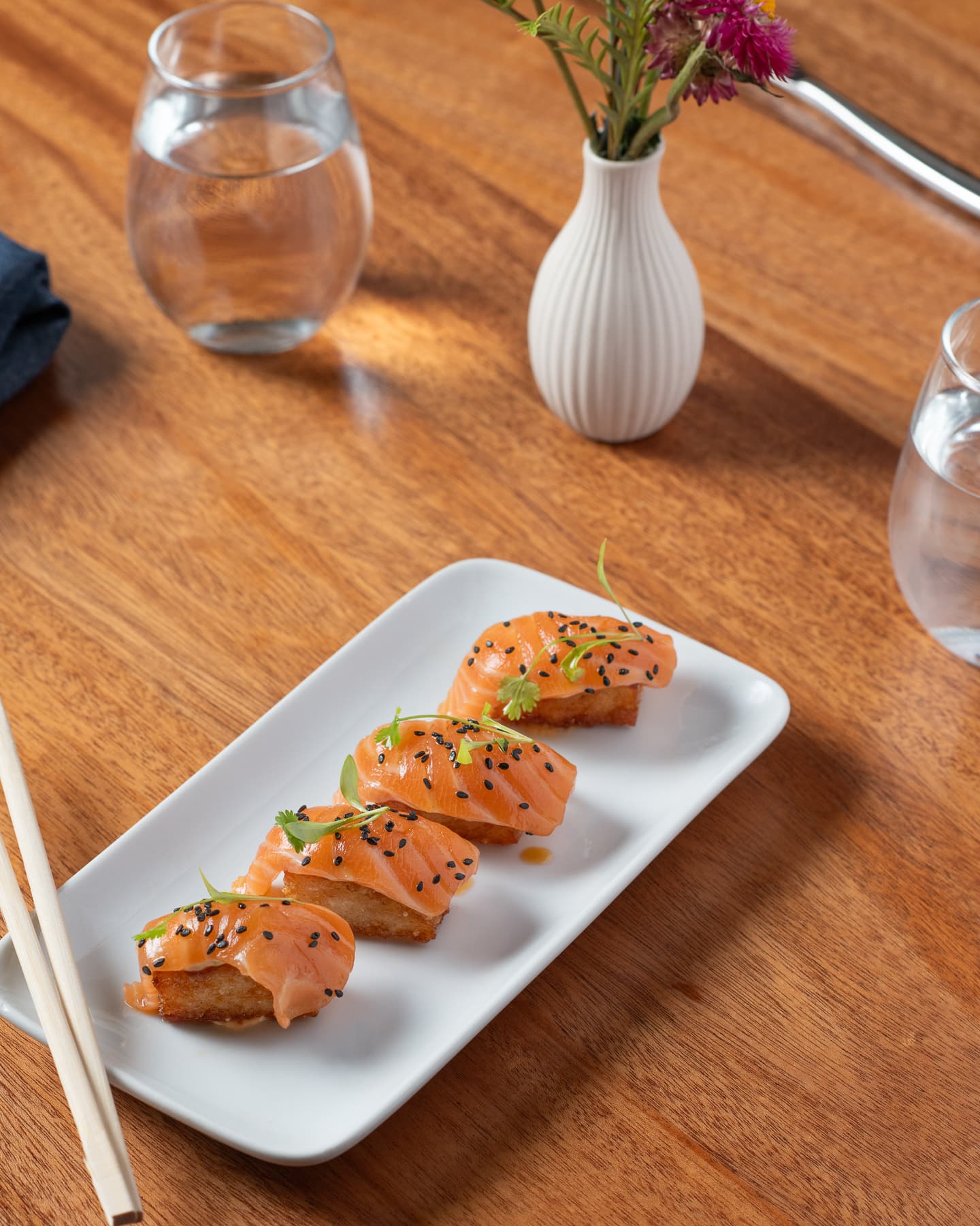 Crispy salmon sushi with soy-unagi sauce and roe